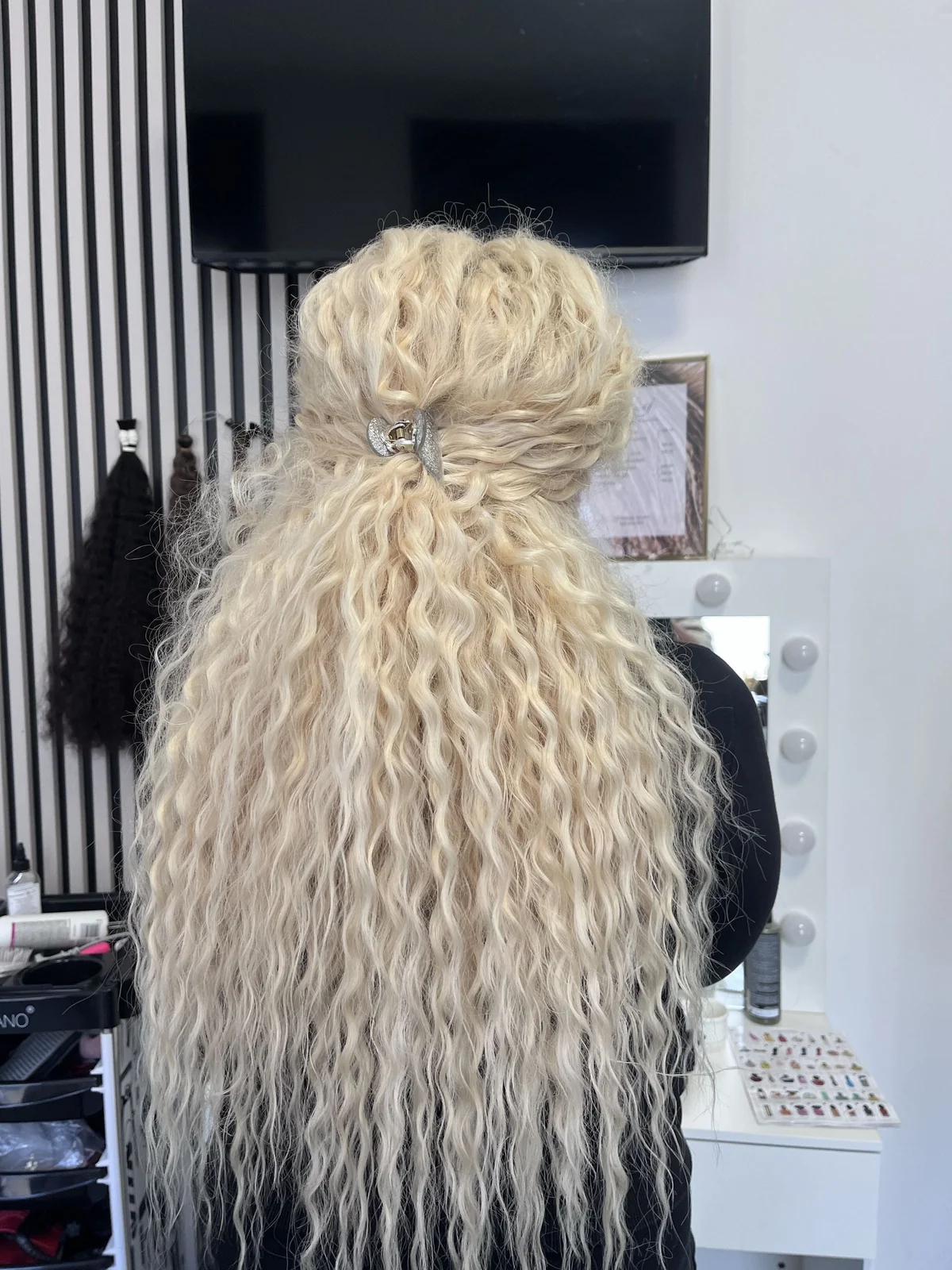 Długie blond włosy