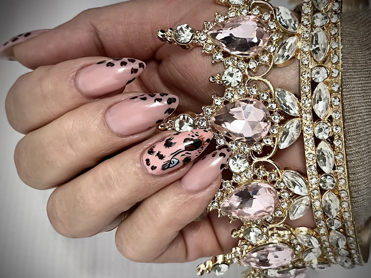 Różowy manicure ze zdobieniem