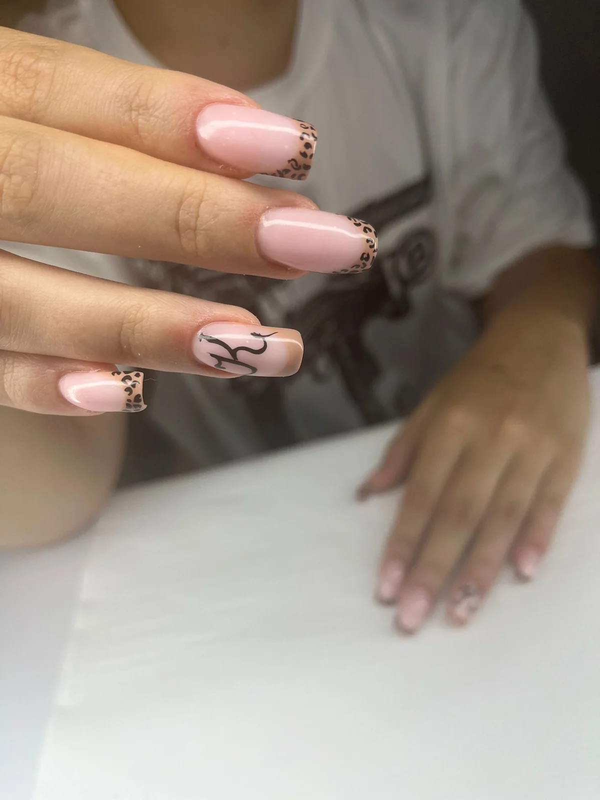 Różowy manicure ze zwierzęcym zdobieniem