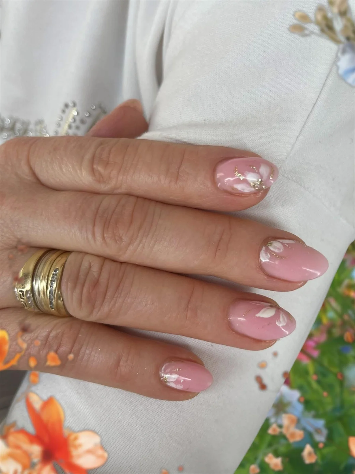 Różowy manicure z kwiatowym zdobieniem