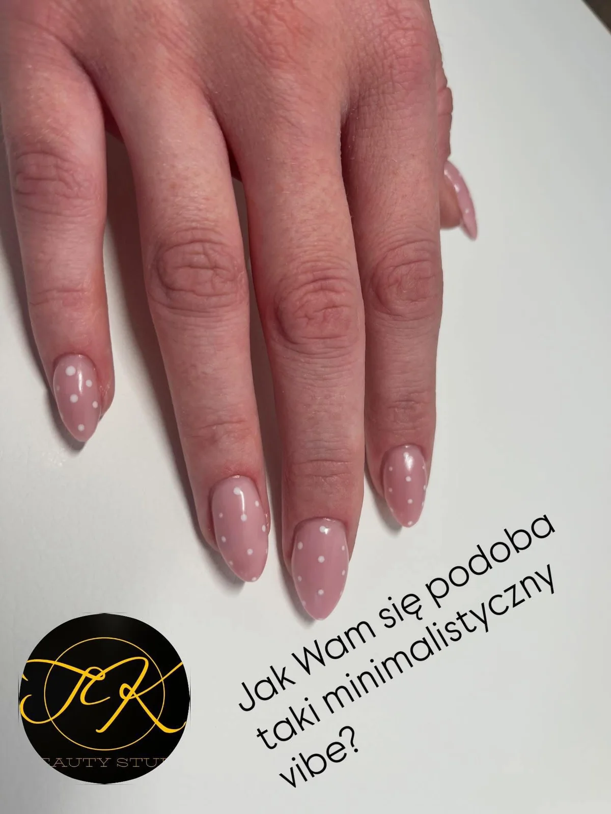 Delikatny różowy manicure w kropki